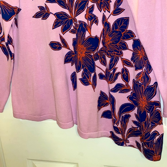 ISAAC MIZRAHI SZ XL . NWOT Sweater with floral design. One side is longer . - Picture 4 of 12